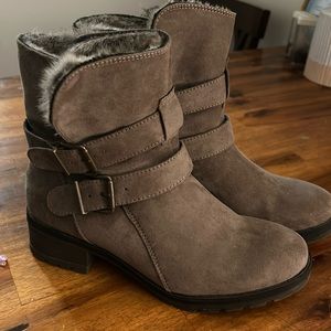 White Mountain Women's Brand New Faux Fur Lined Tan Suede Ankle Boots..Size: 7.5